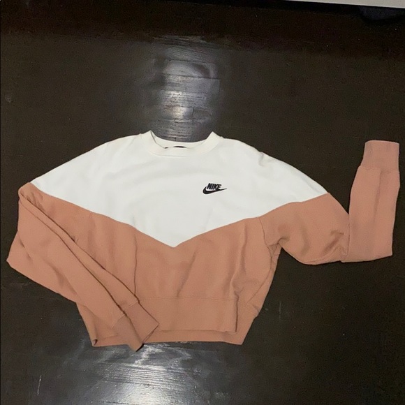Nike Sweaters - Nike cropped sweatshirt